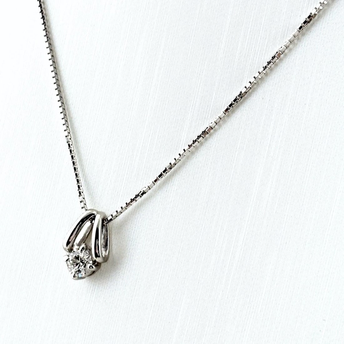 MELEE DIAMOND DESIGN PLATINUM PENDANT NECKLACE: melee diamond design Platinum Pendant Necklace Brand: Unbranded Type/Style: Necklace Material: Pt900, Color: PT Size: Chain / code 40cm(15.7") Pendant size 9.2?5.9mm(0.4") Accessories: None