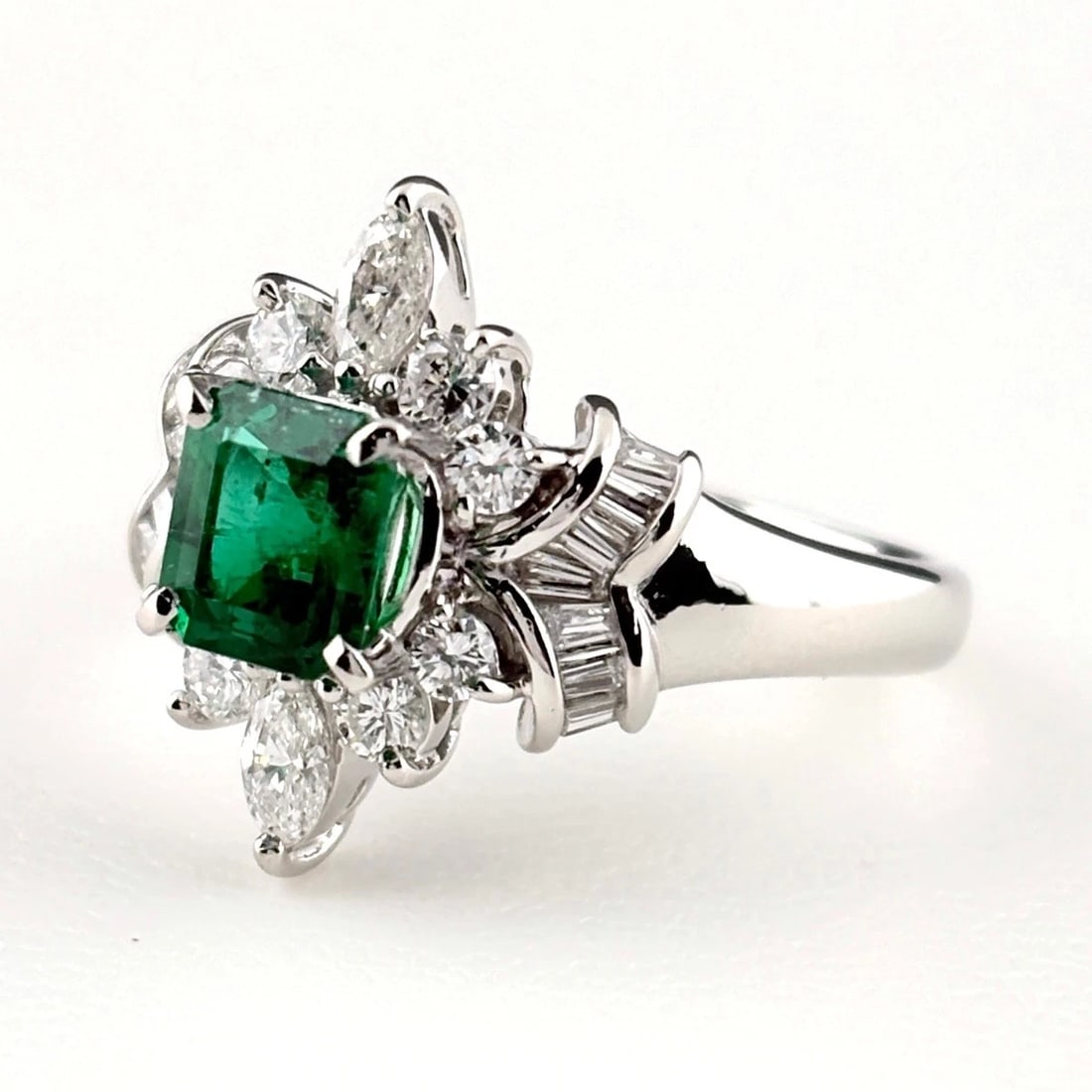 EMERALD DESIGN PLATINUM RING MELEE RING PT900: emerald design Platinum ring melee Ring Pt900 Brand: Unbranded Type/Style: Ring Material: Pt900, Color: Silver Size: US 7 to 7.5 Accessories: None Accessories Notice: When purchasing pre-o