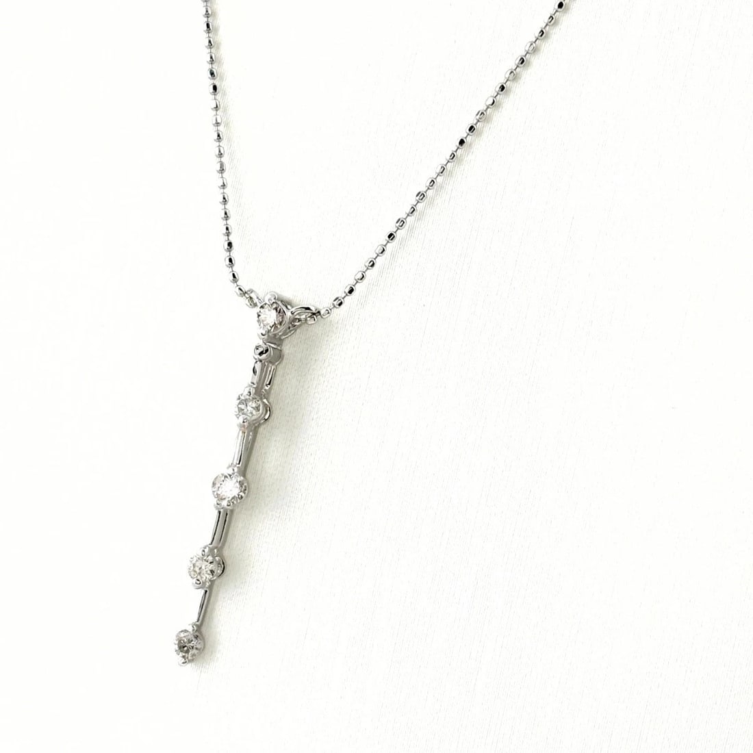 MELEE DIAMOND NECKLACE WHITEGOLD PENDANT NECKLACE 18K WG: melee diamond necklace WhiteGold Pendant Necklace 18K WG Brand: Unbranded Type/Style: Necklace Material: 18K ?WG, Main Stone Natural Color: White Size: Chain / code 45.5cm(17.9") Chain width