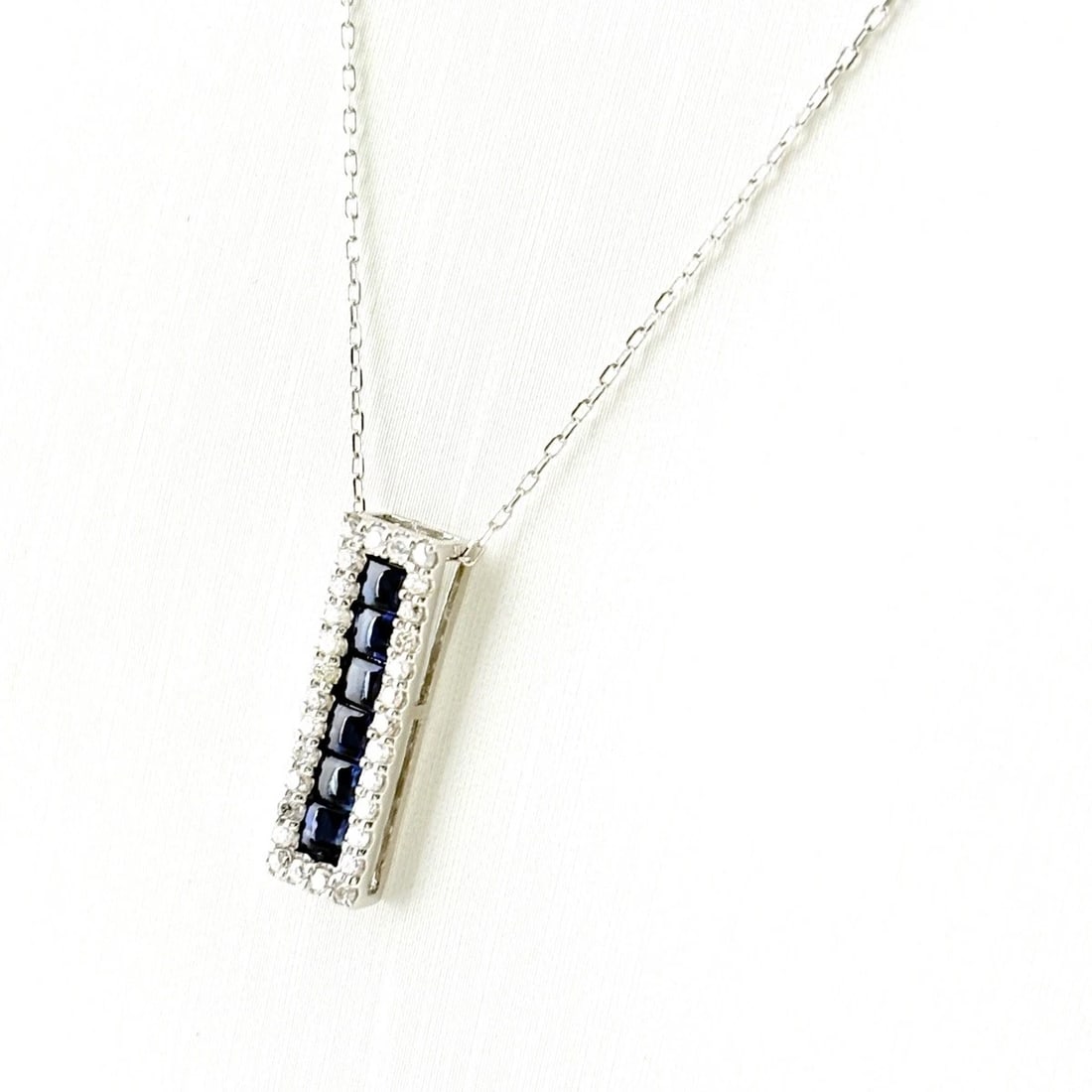 SAPPHIRE DESIGN NECKLACE WHITEGOLD PENDANT: Sapphire design necklace WhiteGold Pendant Brand: Unbranded Type/Style: Necklace Material: 18K ?WG, Color: White Size: Chain / code 45.5cm(17.9") Chain width 0.7mm(0.0") Pendant size 18.0?5.5mm(0.7")