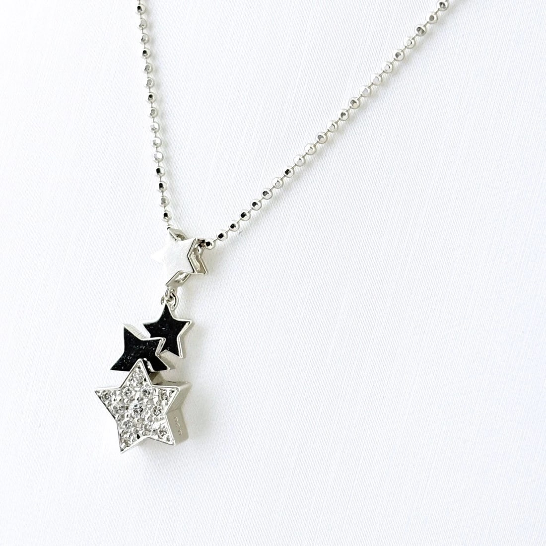 MELEE DIAMOND DESIGN PENDANT NECKLACE 18K 750: melee diamond design Pendant Necklace 18K 750 Brand: Unbranded Type/Style: Necklace Material: 18K ?750, Color: White Size: Chain / code 41cm(16.1") Chain width 1.1mm(0.0") Pendant size