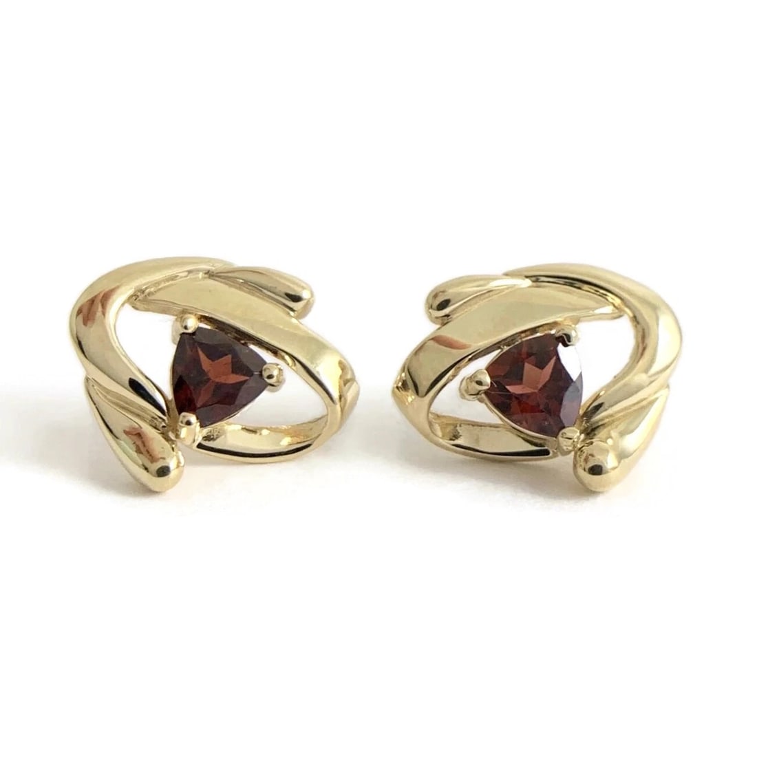 TRILLION RED GARNET GEMSTONE STUD EARRINGS 9K YELLOW GOLD: Trillion Red Garnet Gemstone Stud Earrings 9K Yellow Gold Brand: Unbranded Type/Style: Earrings Material: 9K Yellow Gold, Main Stone Natural Color: Red Size: Measurements: 12.5 mm x 14.7 mm Access