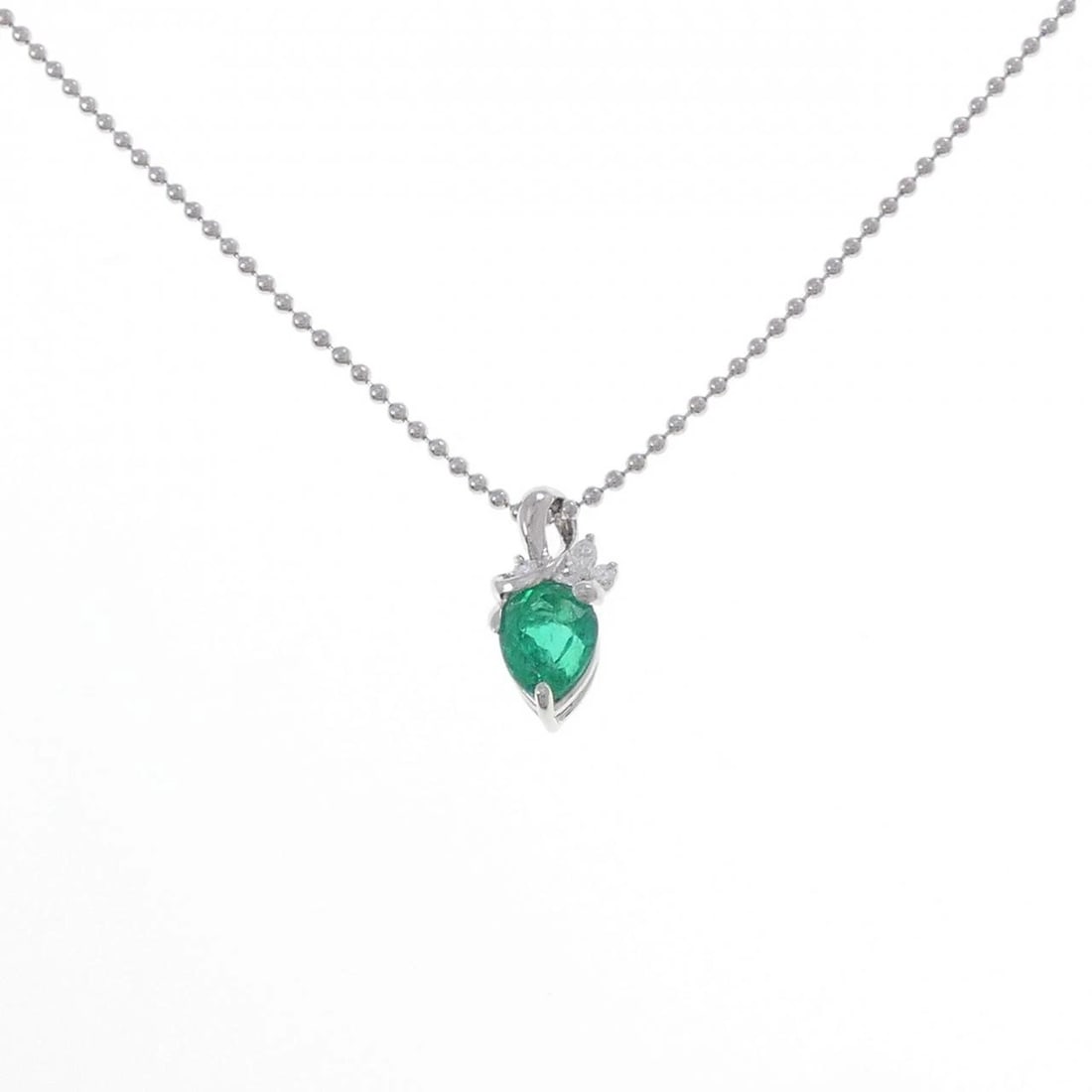 PT900/PT850 EMERALD NECKLACE: PT900/PT850 Emerald Necklace Brand: Unbranded Type/Style: Emerald Necklace Material: PT900/PT850, Main Stone Emerland Secondary Stone Diamond Color: silver Size: 40cm Actual Size Pendant length