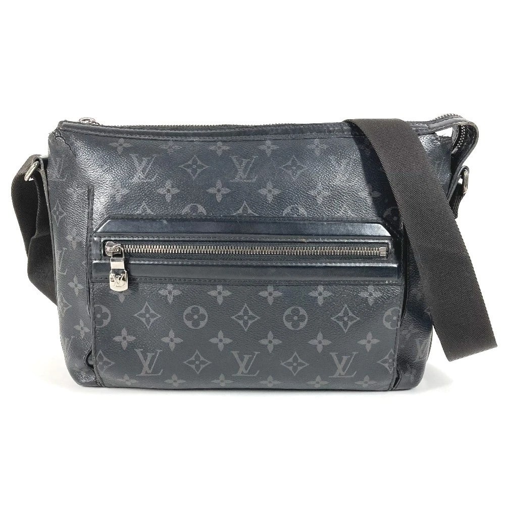 LOUIS VUITTON MONOGRAMECLIPSE MESSENGER: LOUIS VUITTON MonogramEclipse Messenger Brand: Louis Vuitton Type/Style: Shoulder Bag Material: MonogramEclipseCanvas Color: Black Size: W11.4?H8.5?D3.9inch / W29cm?H21.5cm?D10cm Accessories: None