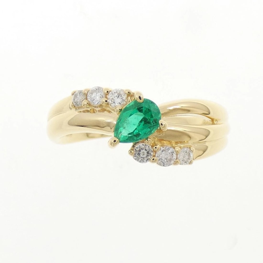 18K YELLOW GOLD EMERALD RING: 18K Yellow Gold Emerald Ring Brand: Unbranded Type/Style: Emerald Ring Material: K18YG, Main Stone Emerland Secondary Stone Diamond Color: Yellow Gold Size: US 5 1/4 Accessories: None Accessories