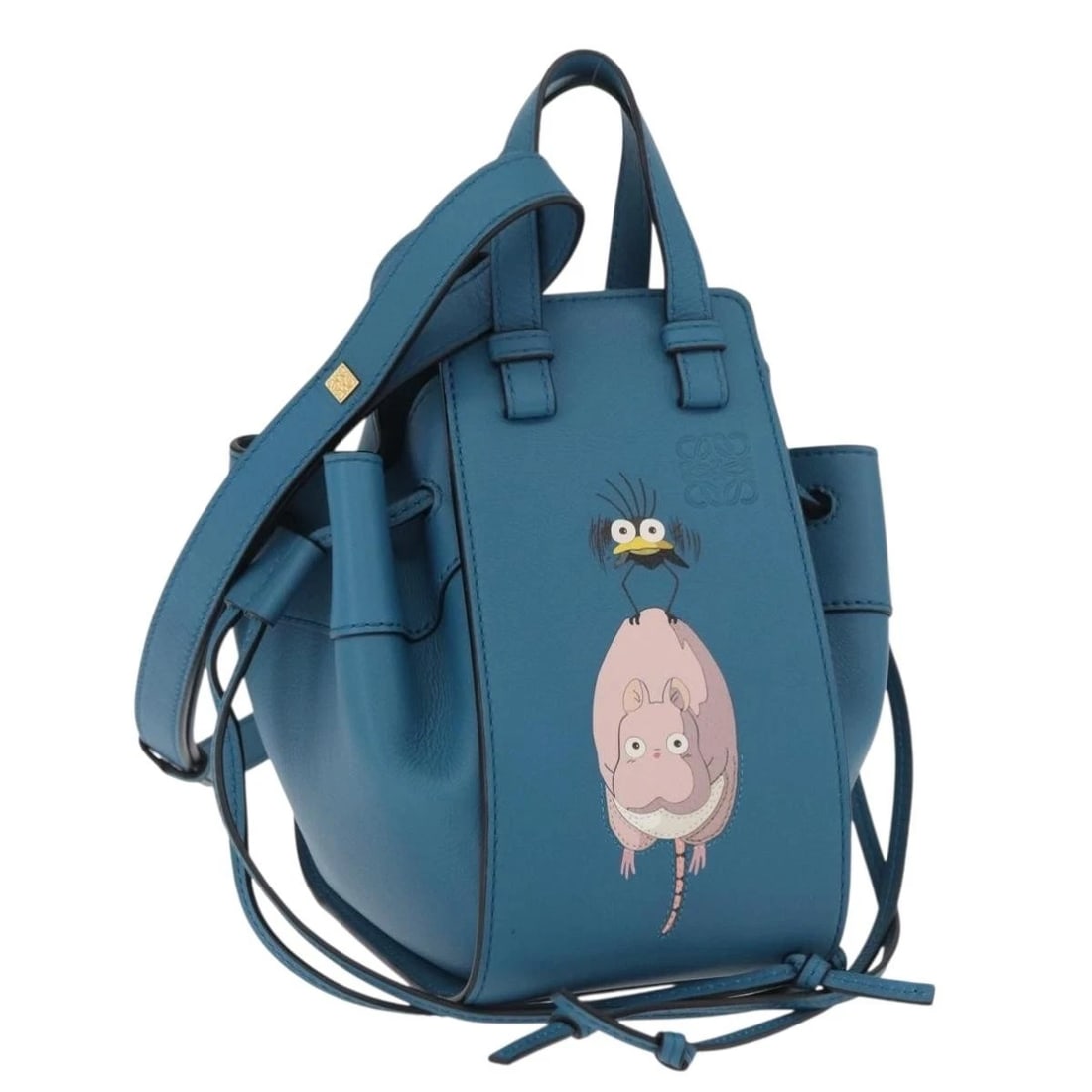 LOEWE GHIBLI SPIRITED AWAY HAMMOCK DRAWER SLING MOUSE & FLYBIRD: LOEWE Ghibli Spirited Away Hammock Drawer Sling Mouse & Flybird Brand: LOEWE Type/Style: Hand Bag Material: Leather Color: Blue Size: Size(Inch)W3.9 x H7.1 x D5.9inch(Approx) Handle Drop:2.4inch(Appro