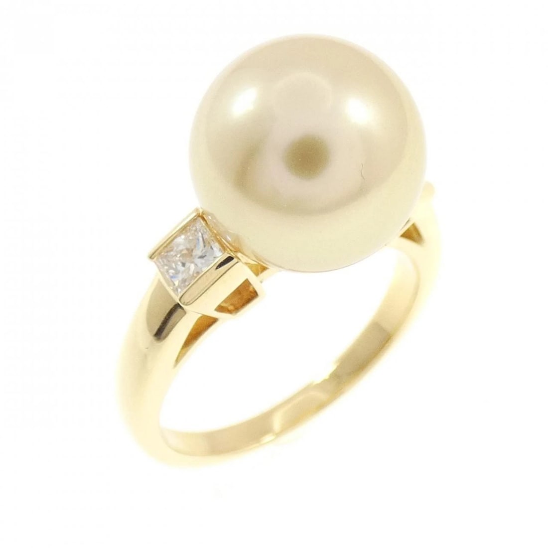 MIKIMOTO WHITE SOUTH SEA PEARL RING: Mikimoto White South Sea Pearl Ring Brand: MIKIMOTO Type/Style: Mikimoto Ring Material: K18Yellow Gold, Main Stone White Butterfly Pearl Color: Yellow Gold Size: US 5 1/4 Accessories: None