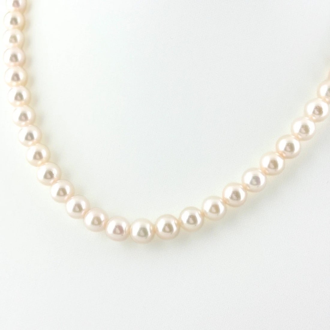 PEARL DESIGN NECKLACE: Pearl design necklace Brand: Unbranded Type/Style: Necklace Material: SV Main Stone Pearl Color: Silver Size: Chain / code 44cm(17.3") Accessories: None Accessories Notice: When purchasing pre-owned