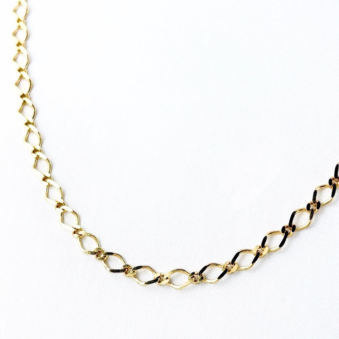 UNOAERRE NECKLACE: UNOAERRE Necklace Brand: UNOAERRE Type/Style: Necklace Material: 18K YG Color: YG Size: Chain / code 50cm(19.7") Accessories: None Accessories Notice: When purchasing pre-owned goods, please refer to