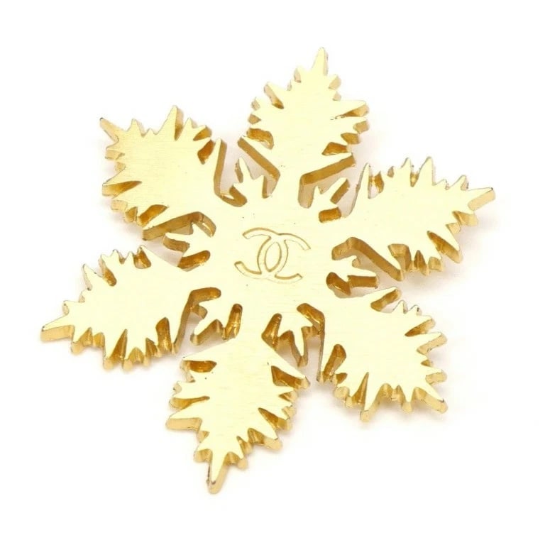 CHANEL SNOWFLAKE BROOCH GOLD: CHANEL Snowflake Brooch Gold Brand: CHANEL Type/Style: Brooch Material: Gold Color: Gold Size: W: 1.6 in, H: 1.8 in Accessories: None Accessories Notice: When purchasing pre-owned goods, p