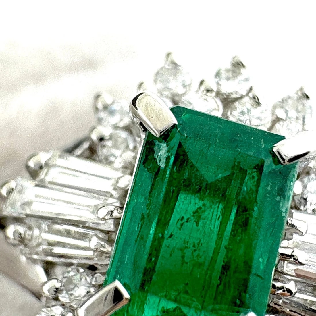 EMERALD DESIGN RING PLATINUM - 2