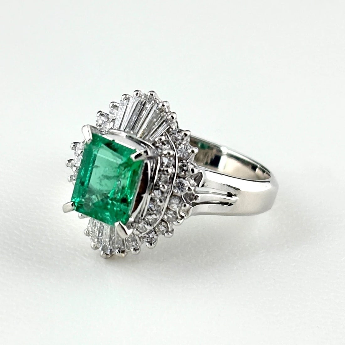 EMERALD DESIGN RING PLATINUM RING (1 of 6)