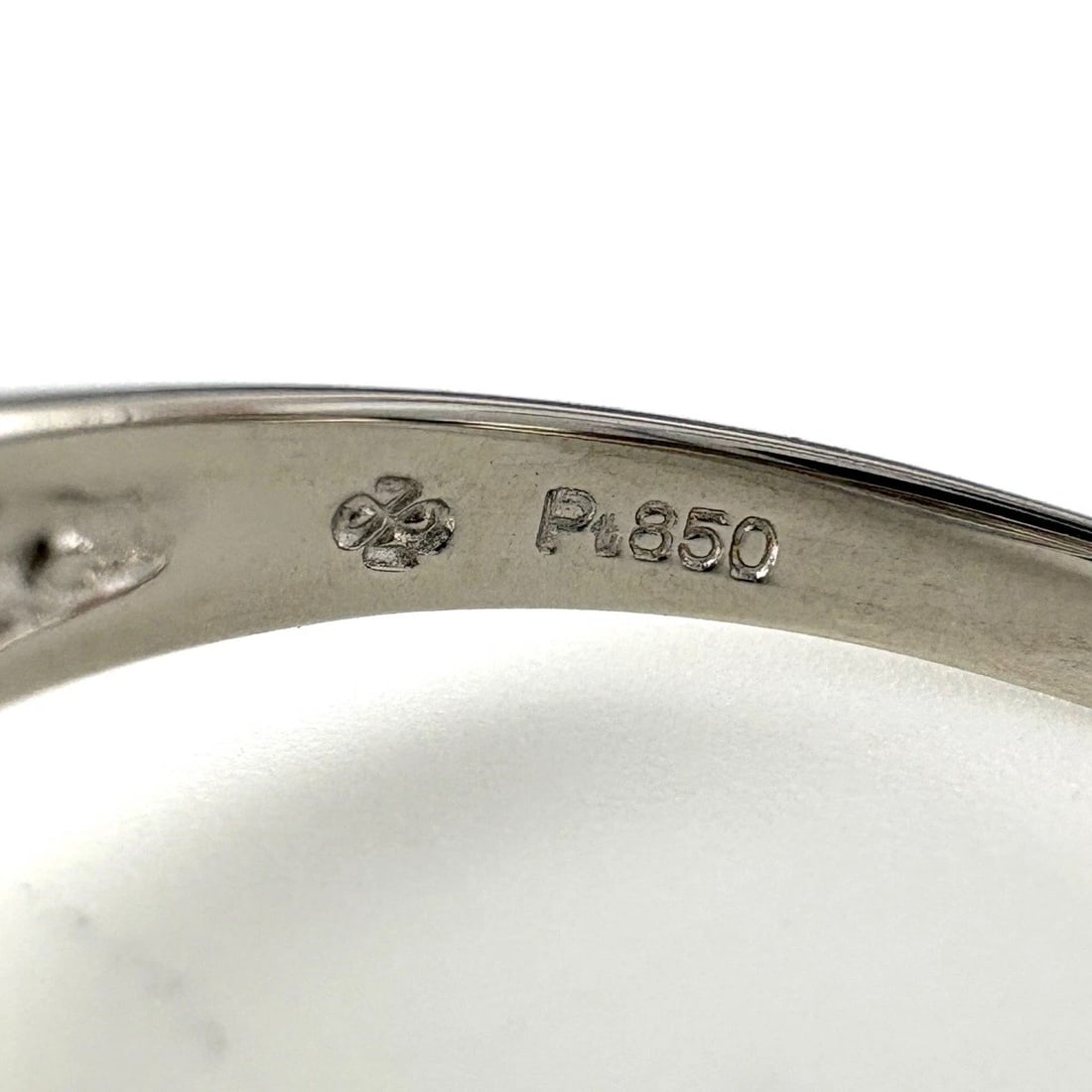 SAPPHIRE DESIGN PLATINUM RING - 5