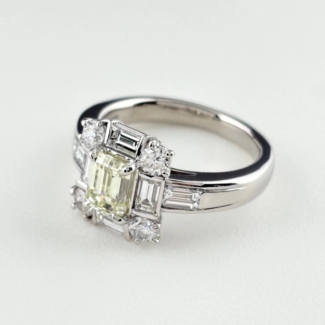 DIAMOND DESIGN RING PLATINUM: diamond design ring Platinum Brand: Unbranded Type/Style: Ring Material: Pt900 Main Stone Natural Color: Silver Size: US 6 Accessories: None Accessories Notice: When purchasing pre-owned goods,
