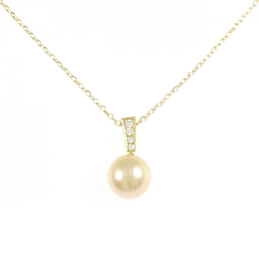 MIKIMOTO WHITE SOUTH SEA PEARL NECKLACE: Mikimoto White South Sea Pearl Necklace Brand: MIKIMOTO Type/Style: Mikimoto Necklace Material: K18 yellow gold Main Stone White Butterfly Pearl Color: Yellow Gold Size: length42cmActual Size Pendant