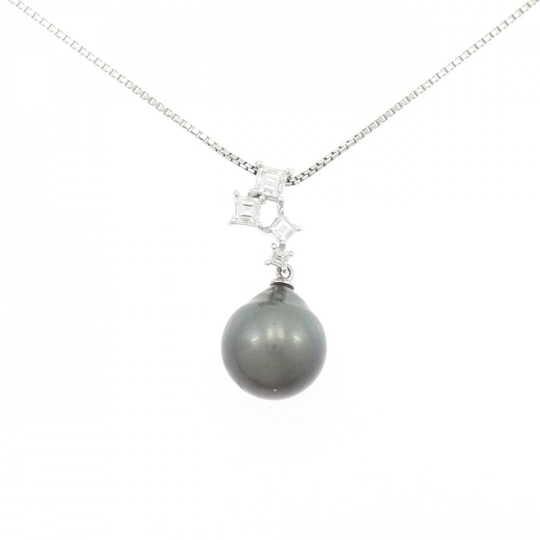 TASAKI BLACK PEARL NECKLACE: Tasaki Black Pearl Necklace Brand: TASAKI Type/Style: Tasaki Necklace Material: Platinum900/Platinum850 Main Stone Black Pearl Color: Silver Size: length45cmActual Size Pendant length approx. x width