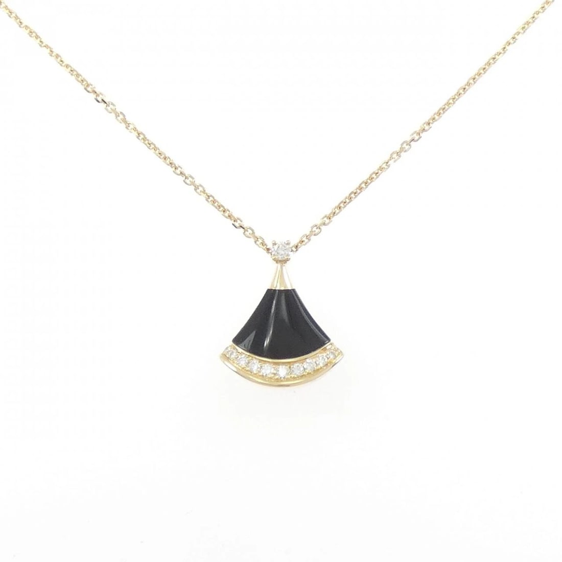 BVLGARI DIVA'S DREAM NECKLACE: Bvlgari Diva's Dream Necklace Brand: BVLGARI Type/Style: Bulgari Necklace Material: 750 yellow gold Main Stone Onyx Color: Yellow Gold Size: length47?49cmActual Size Pendant length approx. x width