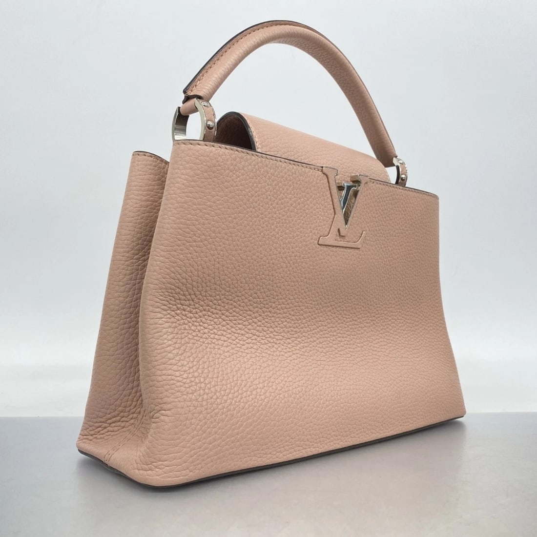 LOUIS VUITTON CAPUCINES HANDBAG, TAURILLON LEATHER: Louis Vuitton Capucines Handbag, Taurillon Leather Brand: Louis Vuitton Type/Style: Handbag Material: None Color: Magnolia Size: 19.5cm x 31cm x 11cm / 7.67'' x 12.2'' x 4.33'' Accessories: None