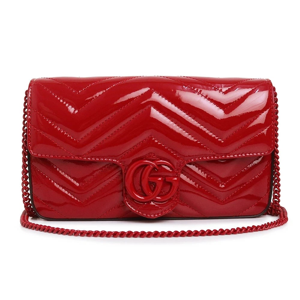 GUCCI GG MARMONT CHEVRON SHOULDER BAG: GUCCI GG Marmont Chevron Shoulder Bag Brand: GUCCI Type/Style: Shoulder Bag Material: Patent Leather Color: Red Size: W: 20.5cm x H: 12cm x D: 3.5cm Accessories: None Accessories Notice: W