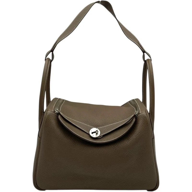 HERMES LINDY ETOUPE SHOULDER BAG: HERMES Lindy Etoupe Shoulder Bag Brand: HERMES Type/Style: Shoulder Bag Material: Taurillon Clemence Color: Etoupe / SV Hardware Size: W: 28.5cm / H: 20cm / D: 14.5cm Accessories: None Accessories