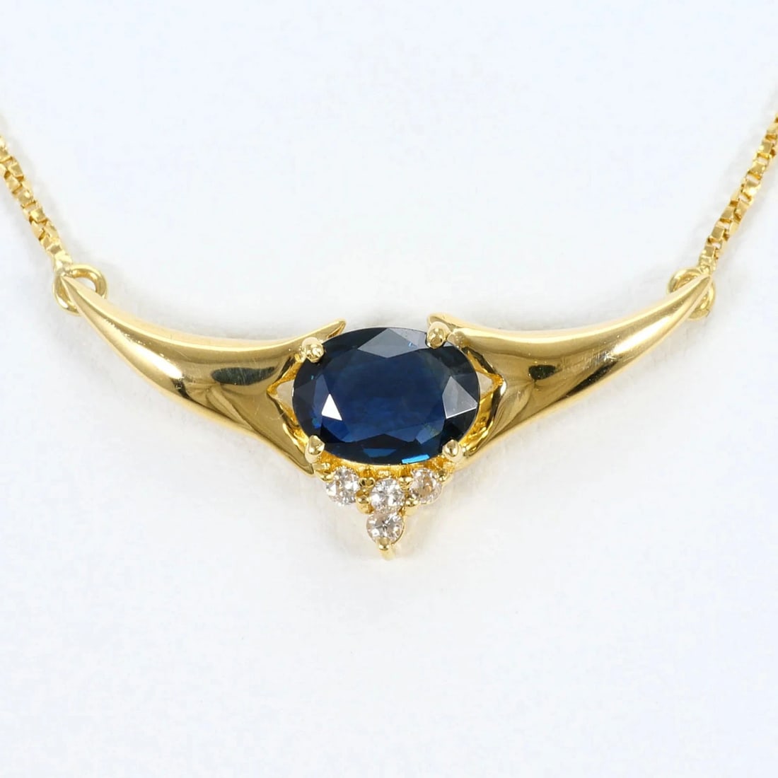 18K YELLOW GOLD NECKLACE: 18K Yellow Gold Necklace Brand: Unbranded Type/Style: Necklace Material: Color: Yellow gold Size: Neck Circumference 41 cm / 16.14'' Pendant Size 11mm x 26mm / 0.43'' x 1.02'' Accessories: None