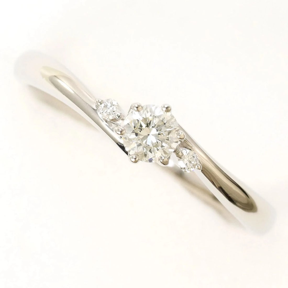 PT900 PLATINUM RING DIAMONDS: PT900 Platinum Ring Diamonds Brand: Unbranded Type/Style: Band ring Material: Color: Platinum Size: 4.5 US Accessories: None Accessories Notice: When purchasing pre-owned goods, please refer to the