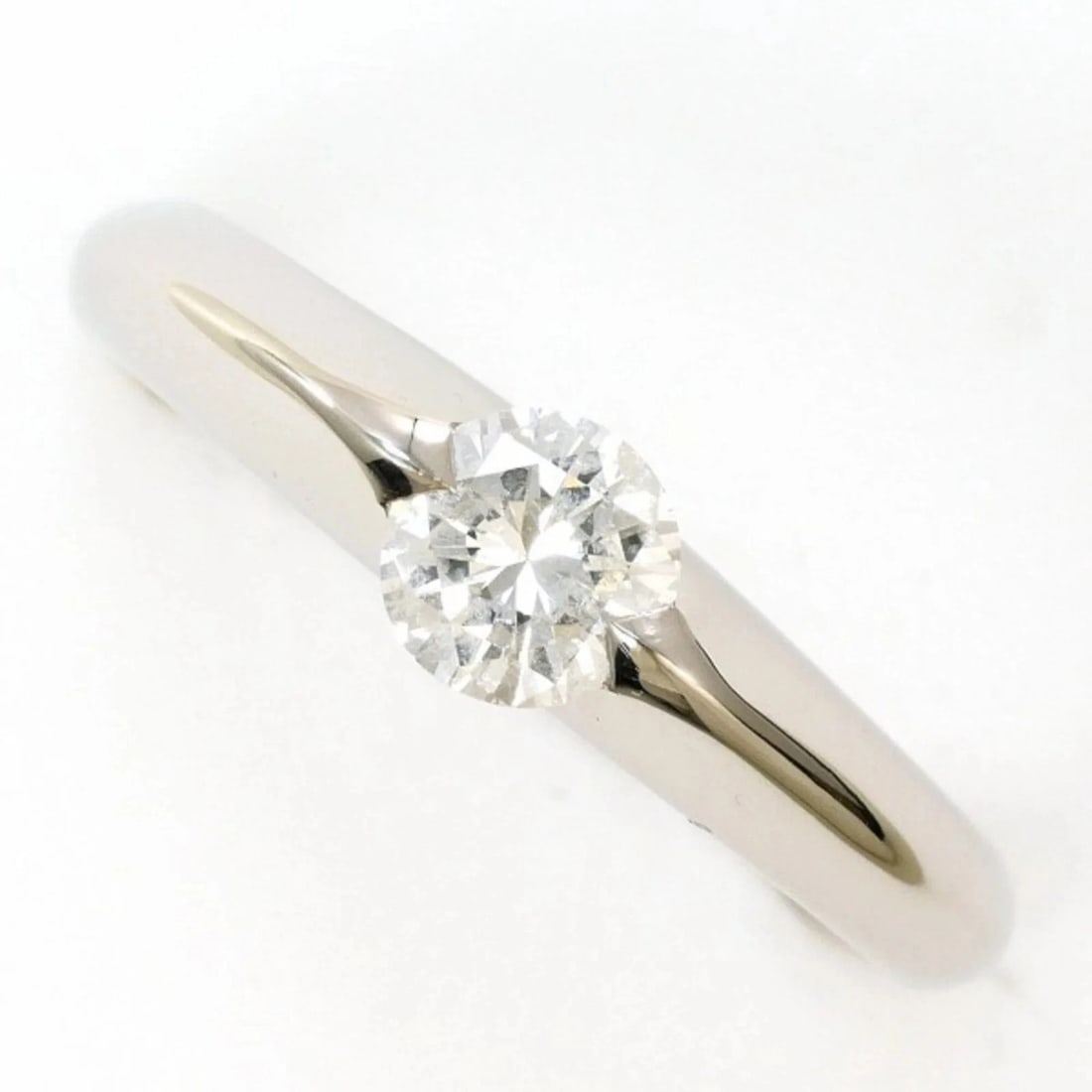 PT900 PLATINUM RING DIAMOND: PT900 Platinum Ring, Diamond Brand: Unbranded Type/Style: Band ring Material: Color: Platinum Size: 6 US Accessories: None Accessories Notice: When purchasing pre-owned goods, please refer to the