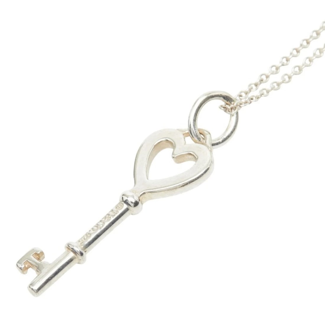 TIFFANY & CO. HEART KEY CHAIN PENDANT NECKLACE: Tiffany & Co. Heart Key Chain Pendant Necklace Brand: Tiffany Type/Style: Necklace Material: Color: Silver Size: Neck Circumference 41 cm / 16.14'' Pendant Size 27.6mm x 9.5mm / 1.08'' x 0.37'' Ac