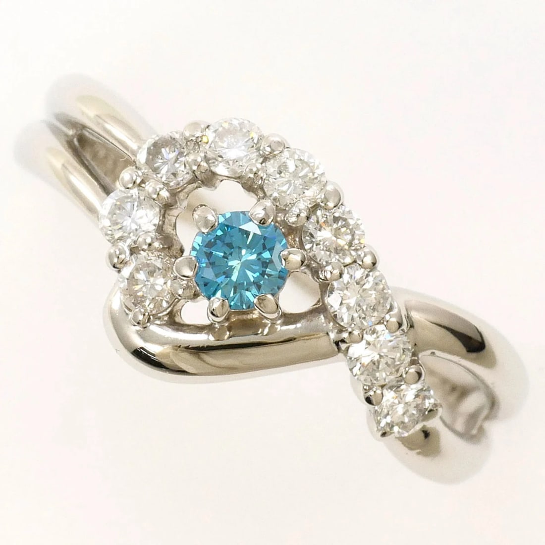 PT900 PLATINUM RING 1 BLUE DIAMOND: PT900 Platinum Ring, 1 Blue Diamond Brand: Unbranded Type/Style: Band ring Material: Color: Blue, Platinum Size: 6.5 US Accessories: None Accessories Notice: When purchasing pre-owned goods, please