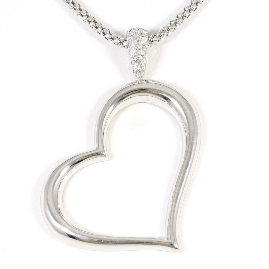 18K (18-KARAT WHITE GOLD) NECKLACE: 18K (18-karat white gold) necklace Brand: Unbranded Type/Style: Necklace Material: Color: White gold Size: Neck Circumference 50 cm / 19.68'' Pendant Size 36mm x 25mm / 1.41'' x 0.98'' Accessories