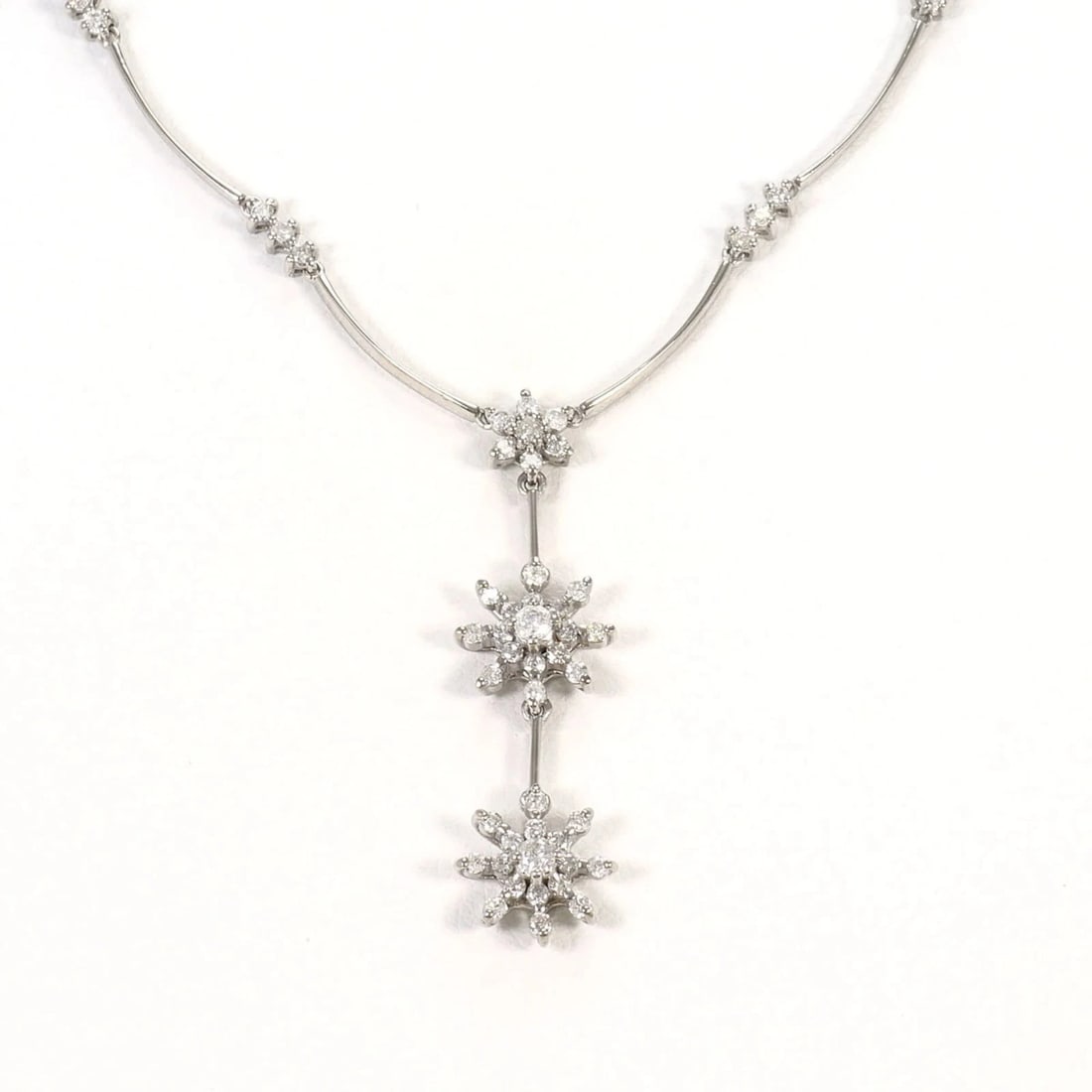 K14 14K WG WHITE GOLD NECKLACE: K14 14K WG White Gold Necklace Brand: Unbranded Type/Style: Necklace Material: Color: White gold Size: Neck Circumference 42 cm / 16.53'' Pendant Size 34mm x 8mm / 1.33'' x 0.31'' Accessories: Non