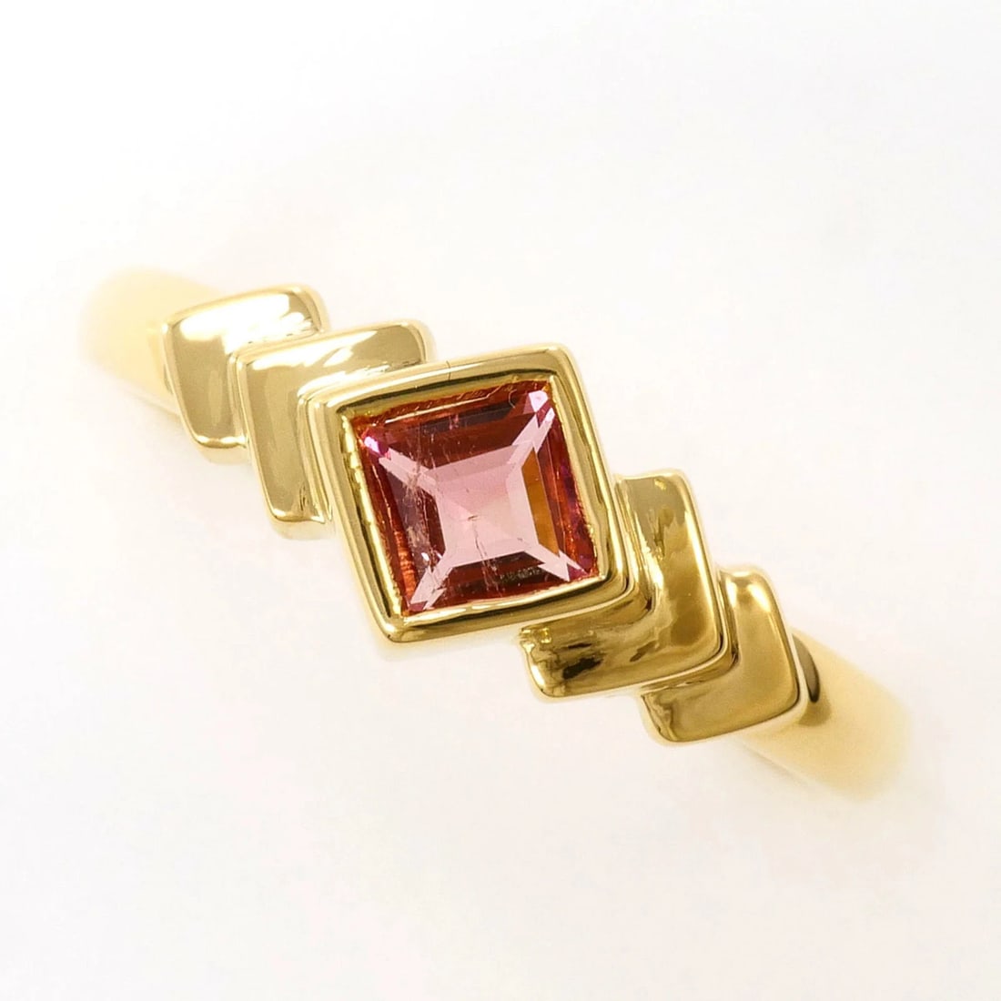18K YELLOW GOLD RING PINK TOURMALINE: 18K Yellow Gold Ring Pink Tourmaline Brand: Unbranded Type/Style: Band ring Material: Color: Pink, Yellow gold Size: 5.5 US Accessories: None Accessories Notice: When purchasing pre-owned