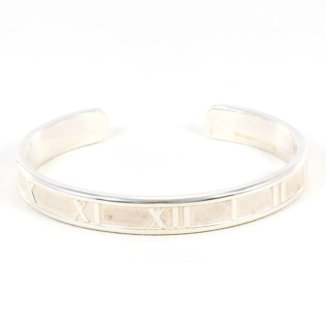 TIFFANY & CO. ATLAS SILVER BANGLE: Tiffany & Co. Atlas Silver Bangle Brand: Tiffany Type/Style: Bangle Material: Color: None Size: Length 15.5cm / 6.1'' Accessories: None Accessories Notice: When purchasing pre-owned goods,