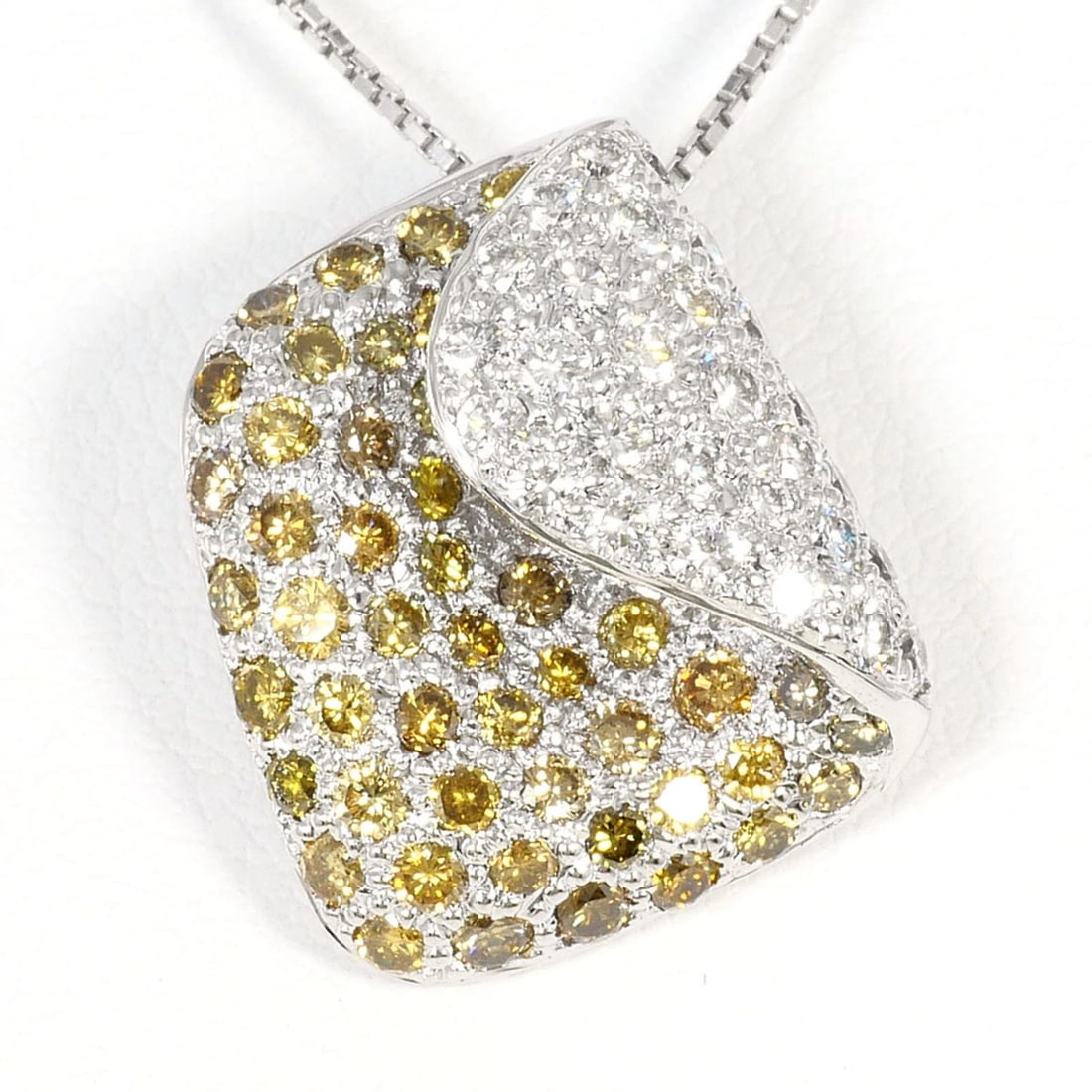18K (18-KARAT WHITE GOLD) NECKLACE: 18K (18-karat white gold) necklace Brand: Unbranded Type/Style: Necklace Material: Color: White gold Size: Neck Circumference 45 cm / 17.71'' Pendant Size 15mm x 17mm / 0.59'' x 0.66'' Accessories: