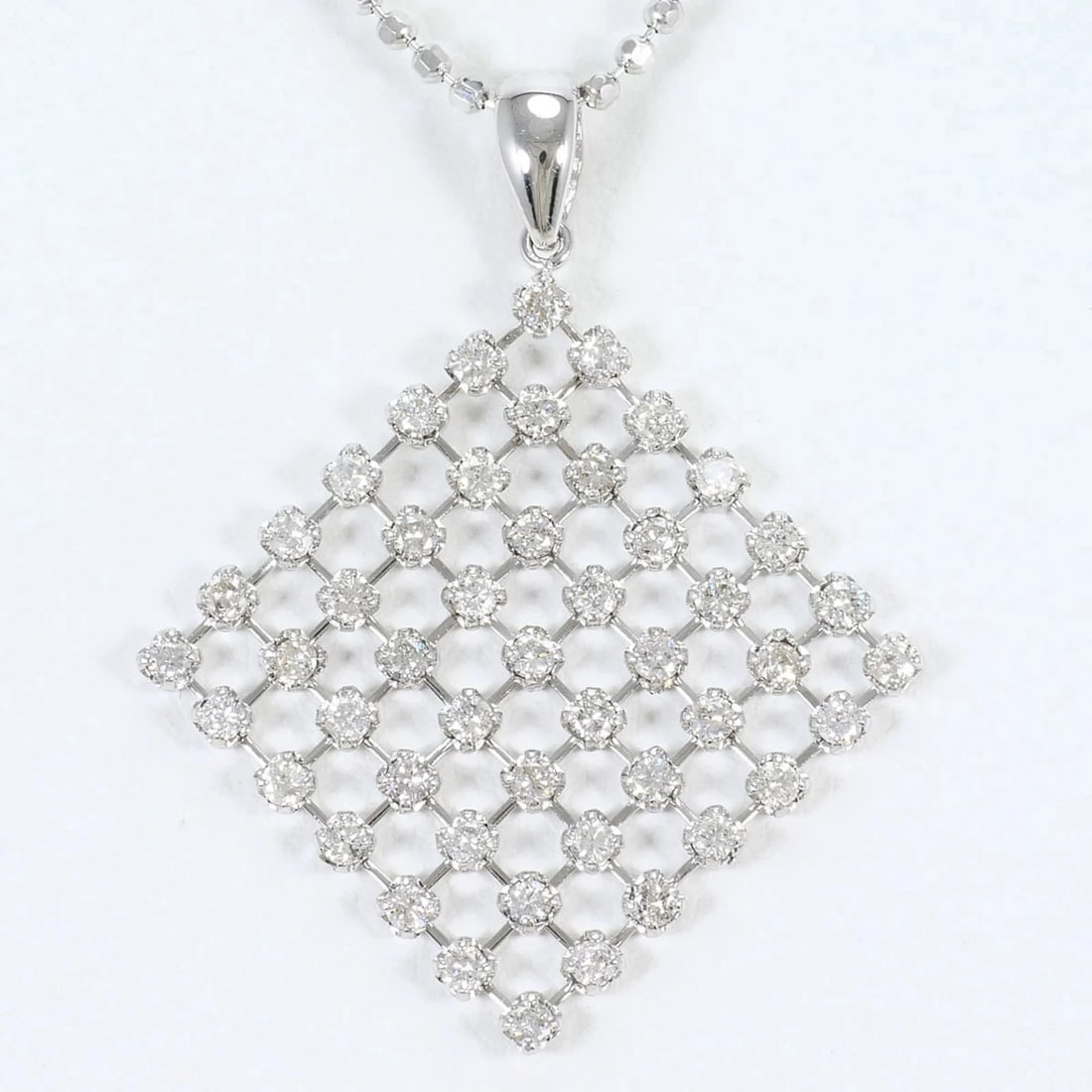 18K (18K WHITE GOLD) NECKLACE: 18K (18k White Gold) Necklace Brand: Unbranded Type/Style: Necklace Material: Color: White gold Size: Neck Circumference 45 cm / 17.71'' Pendant Size 35mm x 28mm / 1.37'' x 1.1'' Accessories: None