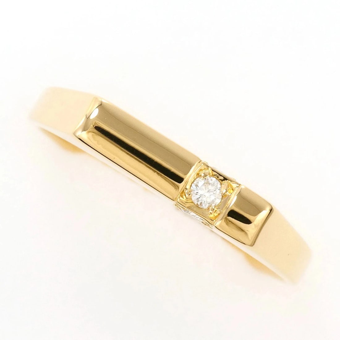 18K Yellow Gold Ring with Diamond: 18K Yellow Gold Ring with Diamond Brand: Unbranded Type/Style: Band ring Material: Yellow gold (18K), Main Stone Natural Color: yellow gold Size: US6 Accessories: None Accessories Notice: