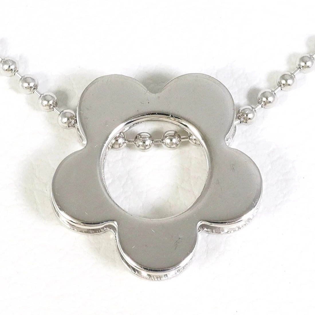 18K White Gold Necklace: 18K White Gold Necklace Brand: Unbranded Type/Style: Necklace Material: White gold (18K), Color: white gold Size: Neck Circumference 40 cm / 15.74'' Pendant Size 10mm x 10mm / 0.39'' x 0.39'' Acce