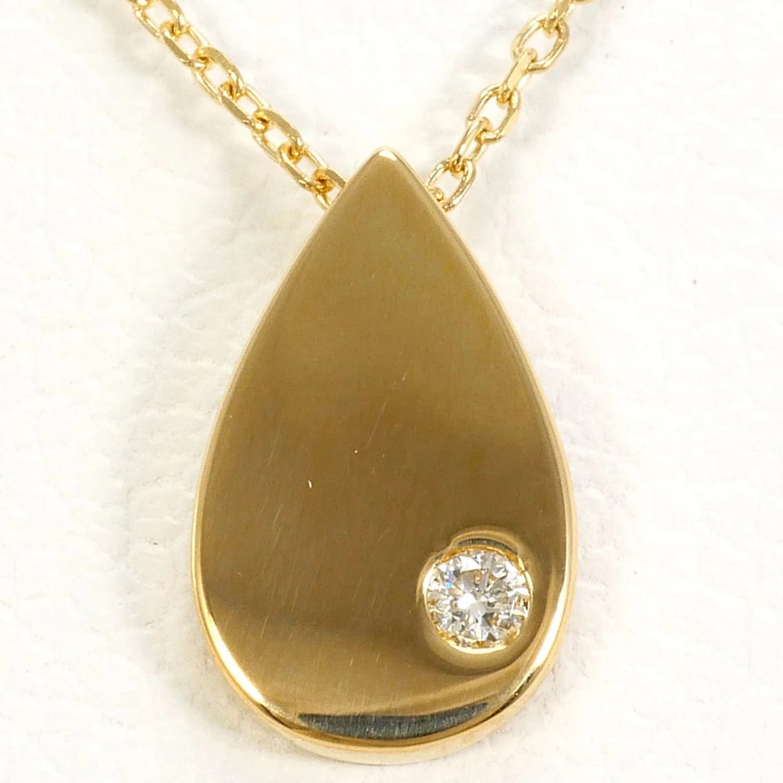 18K Yellow Gold Necklace with Diamond: 18K Yellow Gold Necklace with Diamond Brand: Unbranded Type/Style: Necklace Material: Yellow gold (18K), Main Stone natural Color: yellow gold Size: Neck Circumference 40 cm / 15.74'' Pendant Size 8mm