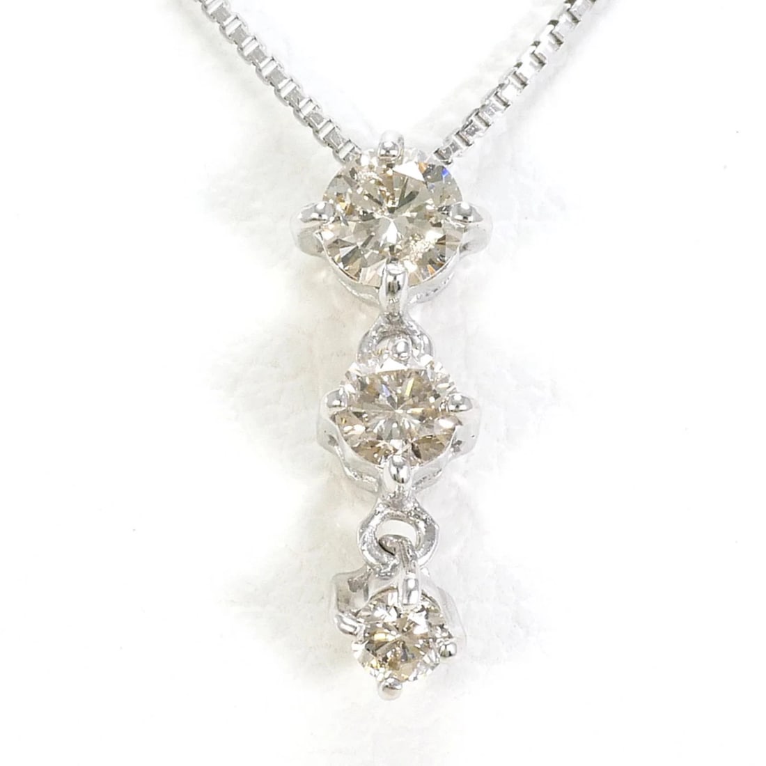 18K White Gold Necklace with Diamond: 18K White Gold Necklace with Diamond Brand: Unbranded Type/Style: Necklace Material: White gold (18K), Main Stone natural Color: white gold Size: Neck Circumference 40 cm / 15.74'' Pendant Size 9mm x 