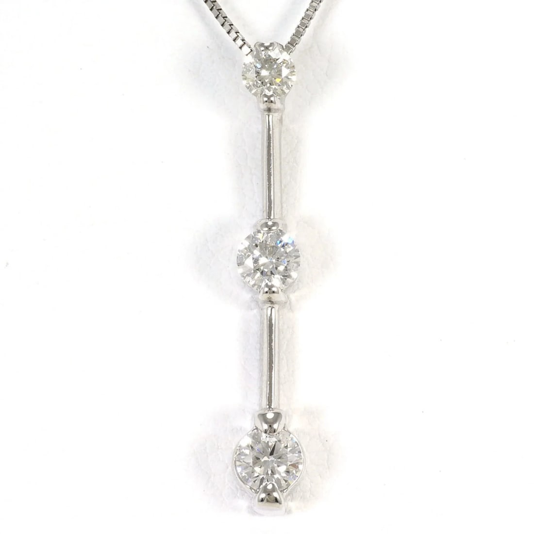 18K White Gold Necklace with Diamonds: 18K White Gold Necklace with Diamonds Brand: Unbranded Type/Style: Necklace Material: White gold (18K), Main Stone natural Color: white gold Size: Neck Circumference 44 cm / 17.32'' Pendant Size 28mm 