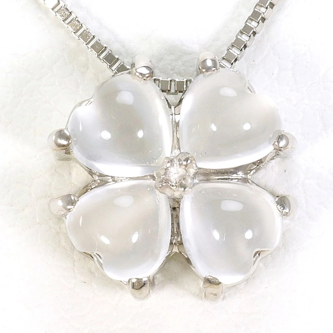 14K White Gold Necklace with Moonstone: 14K White Gold Necklace with Moonstone Brand: Unbranded Type/Style: Necklace Material: White gold (14K), Main Stone Moonstone Color: white gold Size: Neck Circumference 40 cm / 15.74'' Pendant Size 9m