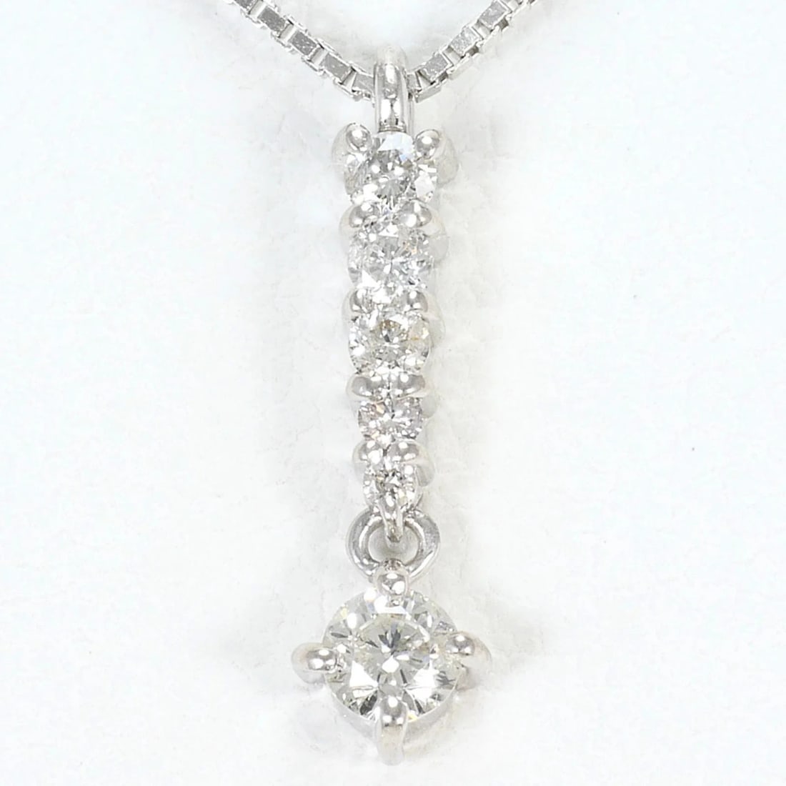 18K White Gold Necklace with Diamond: 18K White Gold Necklace with Diamond Brand: Unbranded Type/Style: Necklace Material: White gold (18K), Main Stone natural Color: White gold Size: Neck Circumference 45 cm / 17.71'' Pendant Size 16mm x