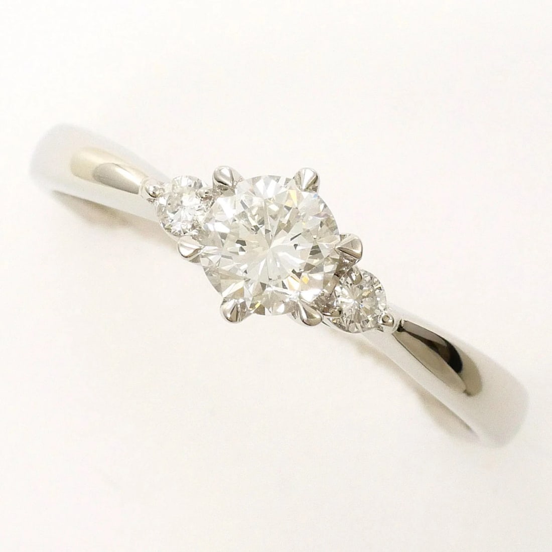 Platinum 900 Ring with Diamond: Platinum 900 Ring with Diamond Brand: Unbranded Type/Style: Band ring Material: Platinum 900, Main Stone natural Color: Pt Size: US6 Accessories: None Accessories Notice: When purchasing p