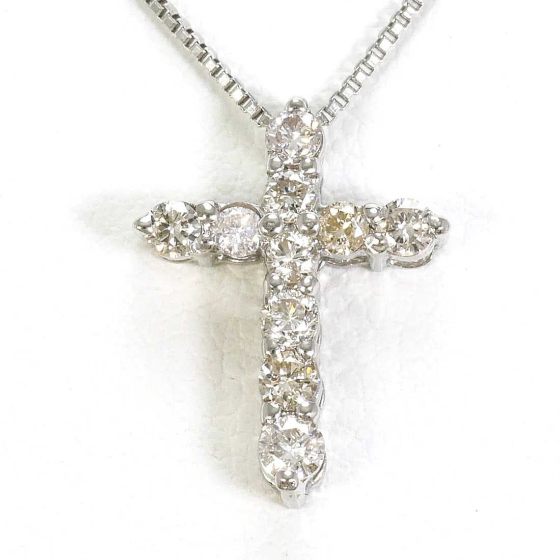 Platinum 900/850 Necklace with Diamond: Platinum 900/850 Necklace with Diamond Brand: Unbranded Type/Style: Necklace Material: Platinum 850, Platinum 900, Main Stone natural Color: Pt Size: Neck Circumference 40 cm / 15.74''Pendant Size
