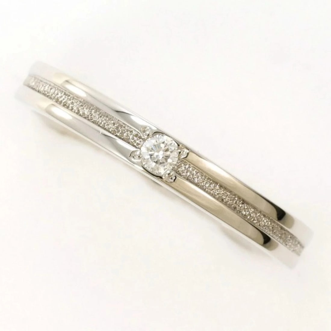 Platinum 900 Ring with Diamond: Platinum 900 Ring with Diamond Brand: Unbranded Type/Style: Band ring Material: Platinum 900, Main Stone Natural Color: Pt Size: US4 Accessories: None Accessories Notice: When purchasing p