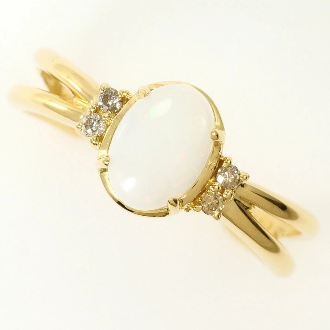 18K Yellow Gold Ring with Opal and Diamond: 18K Yellow Gold Ring with Opal and Diamond Brand: Unbranded Type/Style: Band ring Material: Yellow gold (18K), Main Stone natural Color: Yellow gold Size: US6.5 Accessories: None Accessori