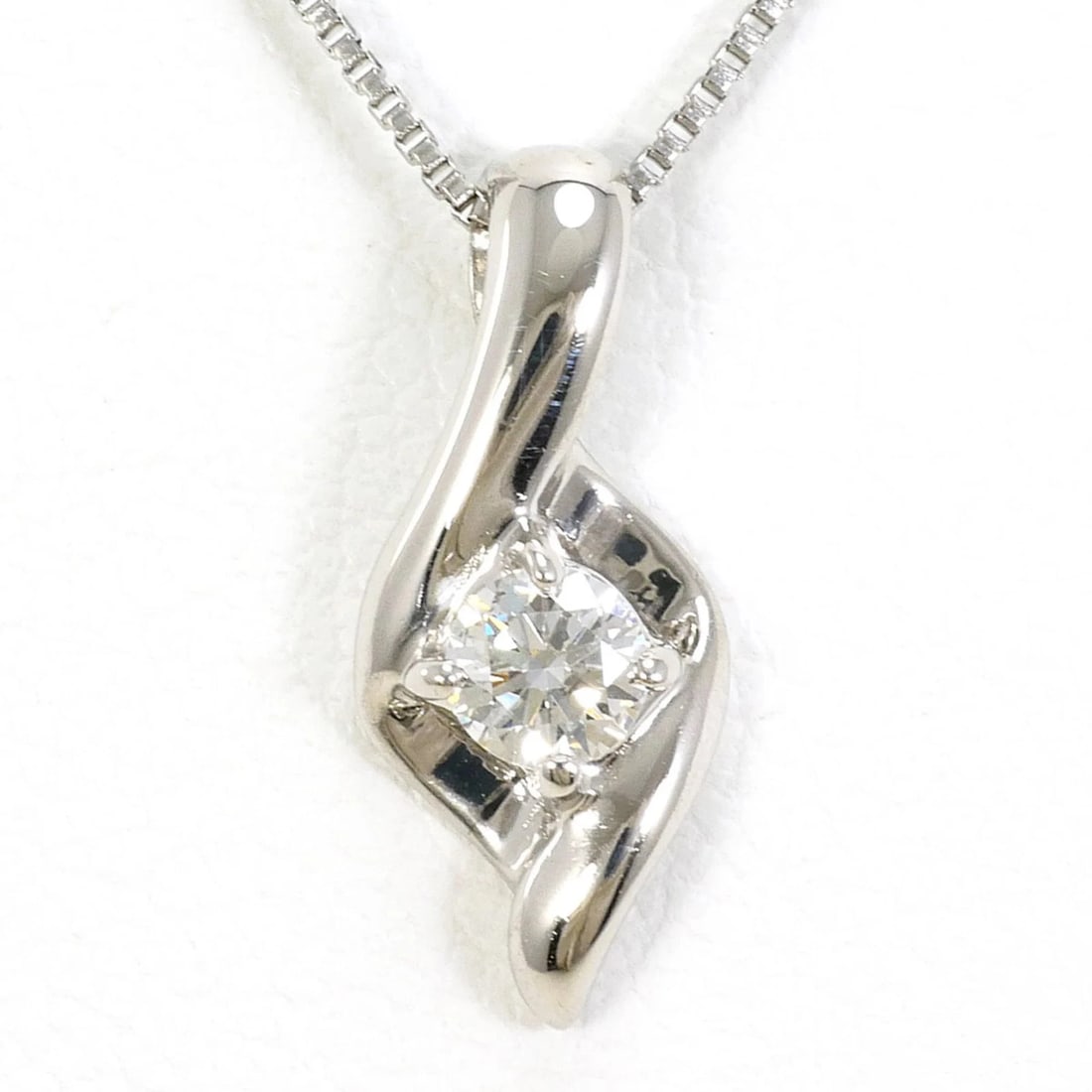 Platinum 900/850 Necklace with Diamond
