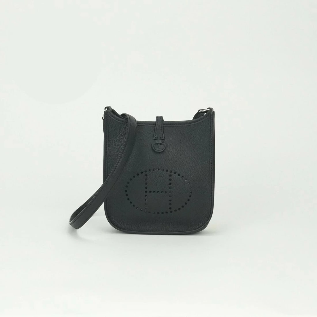 HERMES EVELYNE TPM CROSSBODY SHOULDER BAG: Hermes Evelyne TPM Crossbody Shoulder Bag Brand: Hermes Type/Style: Bag Material: Exterior Material Veau Epsom Leather Color: Exterior Color Noir Black Size: Height: 7.3 inches (18.5 cm) Width: 6.7 in