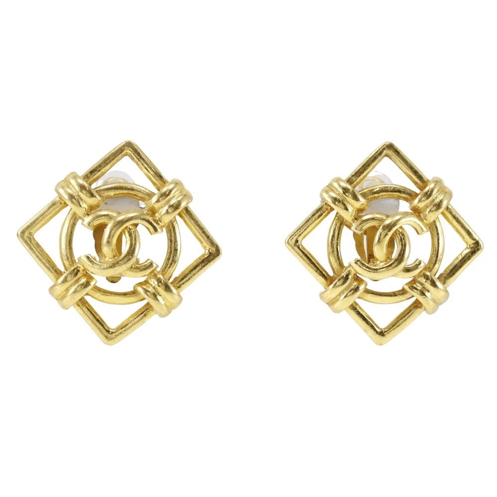 CHANEL EARRING PLATED GOLD SQUARE: CHANEL Earring Plated Gold Square Brand: CHANEL Type/Style: Earring Material: Plated Gold Color: Gold Size: Size(CM) 40mm x 40mm Accessories: None Accessories Notice: When purchasing pre-owned goods,
