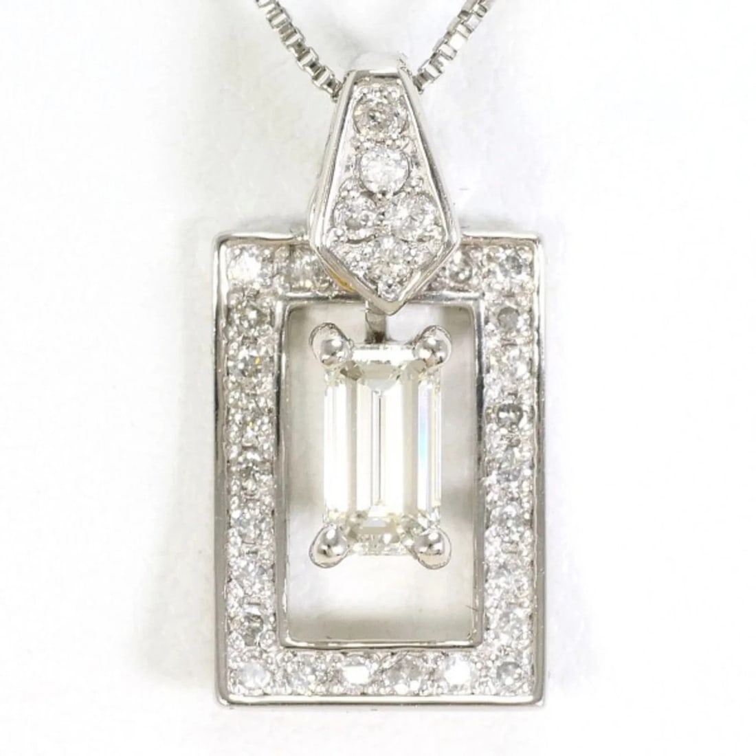 PT900 PLATINUM PT850 NECKLACE: PT900 Platinum PT850 Necklace Brand: Unbranded Type/Style: Necklace Material: Platinum 850 Platinum 900 Main Stone Natural Color: Platinum Size: Neck Circumference 46 cm / 18.11'' Pendant Size 15mm x